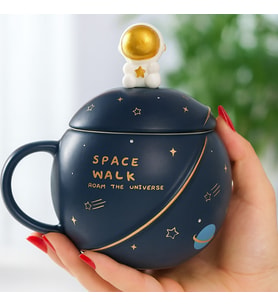 Astronot ve Uzay Temalı Kapaklı Kaşıklı Lacivert Seramik Kupa – 350 ml Şık ve Hediye Edilebilir Tasarım (Karışık)