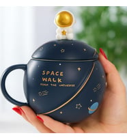 Astronot ve Uzay Temalı Kapaklı Kaşıklı Lacivert Seramik Kupa – 350 ml  Şık ve Hediye Edilebilir Tasarım (Karışık)
