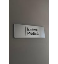 Metal Görünümlü Fırça Desenli Logolu İşletme Müdürü Kapı İsimliği Kendinden Yapışkanlı (Gri)