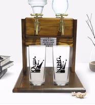 BK Gift Kişiye Özel Renkli Baskılı Queen and King Tasarımlı İkili Rakı Bardağı ve Çift Musluklu Doğal Ahşap Rakı Standı-1 (Model 1)