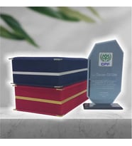 Kadife Kutulu Füme Kristal Plaket - Kişi ve Kurumlara Özel - Size Özel Tasarımlar (Kırmızı)