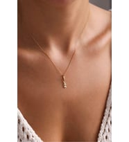 Siyah Taşlı Balık Kılçık Kilitli Charm Kolye