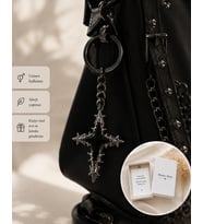 Gotik Haç Detaylı Siyah Yıldız Anahtarlık – Unisex Alternatif Stil Aksesuar