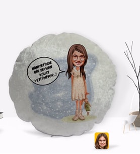 BK Gift Kişiye Özel İsimli Kız Çocuk Nihayetinde Karikatürlü Yuvarlak Dekoratif Kırlent Yastık-1