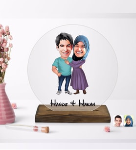 BK Gift Kişiye Özel Sevgililer Karikatürlü Yuvarlak Ahşap Standlı Biblo-61