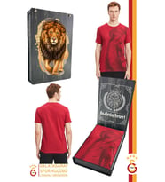 Galatasaray Orijinal Lisanslı Aslan Baskılı Kırmızı T-Shirt Hediyelik Ahşap Kutulu (Kırmızı)