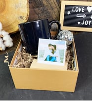 Kişiye Özel Ahşap Standlı Fotoğraf Siyah Bulut Kupa ve Hasır Lamba Mini Set