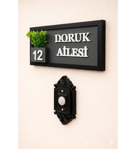 Kişiye Özel Ahşap Kapı İsimliği Çiçekli – 10x20 cm MDF Dekoratif Kapı Tabelası (Siyah & Beyaz)