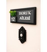 Kişiye Özel Ahşap Kapı İsimliği Çiçekli – 10x20 cm MDF Dekoratif Kapı Tabelası (Siyah & Beyaz)