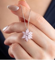 925 Ayar Gümüş Buzlu Rodyum Açık Pembe Lotus Çiçeği Kolye