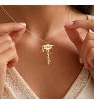 Kişiye Özel 925 Ayar Gümüş Tasarım Mezuniyet Şapkası Dikey Yıl İsim Kolye (Gold)