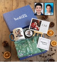 Kişiye Özel Karikatürlü Siyah Beyaz Taraftar Baba Oğul Hediye Kutusu - Kişiye Özel Kupa Standart, Çay, Takvim, Mum Babalar Günü Hediyesi