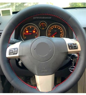 Opel Vectra C Kasa Uyumlu Dikmeli Direksiyon Kılıfı Soft Siyah Kırmızı İpli (38×11CM)