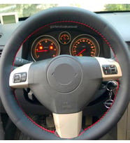Opel Vectra C Kasa Uyumlu Dikmeli Direksiyon Kılıfı Soft Siyah Kırmızı İpli (38×11CM)