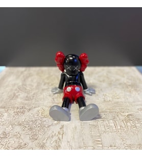 Oturan Kaws Figür Biblo