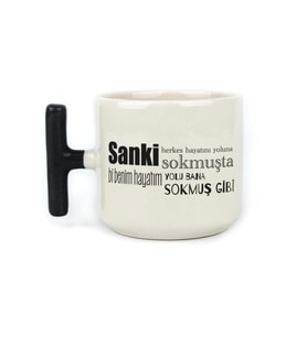 Sanki Herkes Hayatını Yoluna Sokmuşta Baskılı Siyah Kulplu T Kupa