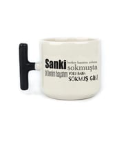 Sanki Herkes Hayatını Yoluna Sokmuşta Baskılı Siyah Kulplu T Kupa