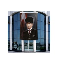 Kalpaklı Mustafa K.Atatürk ve Türk Bayrağı Poster Bayrak Raşel Kumal 4x6 metre ATA4