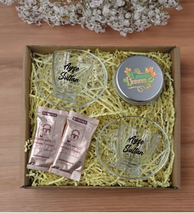 BK Gift Kişiye Özel İsimli 2’li Cam Kahve Fincanı & Türk Kahvesi & Gümüş Metal Kutuda Kokulu Mum Hediye Seti-4, Anneye Hediye, Anneler Günü Hediyeleri