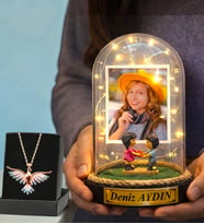 Fotoğraflı & Yazılı Led Işıklı Fanus ve Renkli Zümrüdü Anka Kuşu Kolye – Sevgiliye Anlamlı Hediye (Model 7)