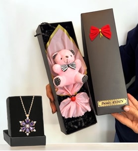 Hediye Kutusunda İsimli Peluş Ayıcık Buketi ve Gerçek Ametist Taşlı Lotus Kolye (Model 2)
