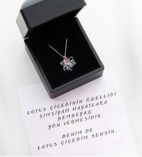 Saklı Takı 925 Ayar Gümüş Işıklı Kutu Renkli Lotus Kolye