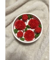 Adalinhome Şakayık Bahçesi El Yapımı Taş Tabanlı Dekoratif Soya Mum (17 cm) (Kırmızı)
