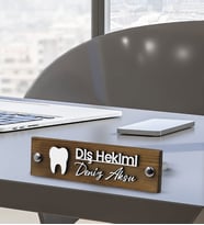 BK Gift Kişiye Özel El Yapımı Diş Hekimi Tasarımlı 3D Kabartma İsimli Metal Ayaklı Doğal Ahşap Masa İsimliği, Yeni İş Hediyesi, Ofis Dekoru-2