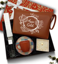 Kişiye Özel Kahverengi Makyaj Çantası & Kahverengi Fincan & Avon Kadın Parfüm & Çiçek Mum Hediye Seti