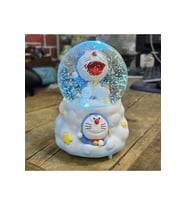 Mega Boy Doraemon Kar Küresi Oto Kar Püskürtmeli Işıklı Müzikli Küre