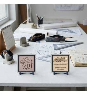 Kalıcı ve Değerli Bir Hatıra: Dekoratif İlahî İsim Hat Yazısı ile Meâlli Besmele İkili Obje 10x10 cm, Pudra - Yavru Ağzı