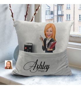 BK Gift Kişiye Özel Boss Anne Karikatür Tasarımlı Organizer Kumanda ve Atıştırmalık Cepli Gri Kırlent Yastık- 8 Arkadaşa Hediye, Cepli Yastık