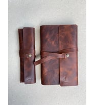 ALESTA LEATHER İsme Özel El Yapımı Hakiki Deri 2'li Hediye Seti - Kitap/Ajanda Kılıfı ve Kalemlik (Koyu Taba)