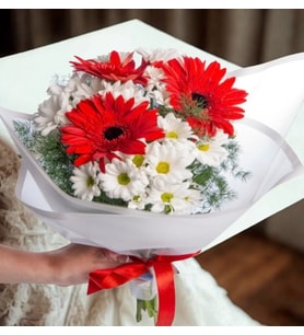 Bej Kraft Bukette 3 Kırmızı Gerbera ve Beyaz Papatyalar