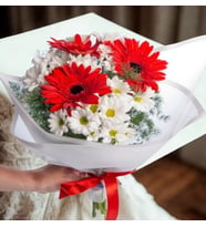 Bej Kraft Bukette 3 Kırmızı Gerbera ve Beyaz Papatyalar