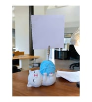 Mavi Yumak Tutan Oturan Kawaii Kedi Temalı Not Tutacağı Fotoğraf Tutacak Tutucu Ofis Seti Hediyelik