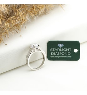 Çift Sıra Taş Geçişli Yanları Pırıltılı Taşlarla Süslenmiş Starlight Diamond Tektaş Gümüş Yüzük