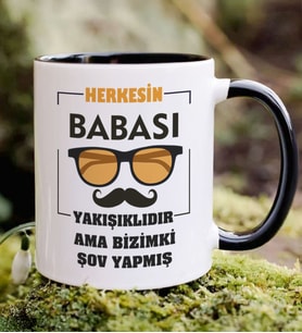 BK Gift Herkesin Babası Yakışıklıdır Ama Bizimki Şov Yapmış Tasarımlı Siyah Kupa Bardak, Doğum Günü Hediyesi