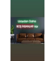 Uzaydan Daha Boş İnsanlar Var Yazılı Neon Tabela