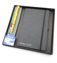 Signator® Codex  N310 Kişiye Özel Defterli Set - İsme Özel Turuncu Dolma Kalem + İsme Özel Siyah Defter + Yedek Kartuş İsme Özel Kutusunda Hediyelik Set (Karışık)