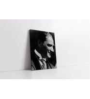 Siyah Beyaz Atatürk Gülerken Portresi