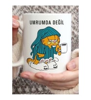 Kahve Içen Kedi Tasarımlı Umrumda Değil Kupa Bardak (Beyaz)