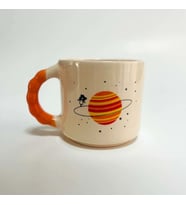 Gezegen Baskılı Turuncu Bombe Kulplu Kupa (Beyaz)