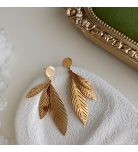 Lente Aksesuar Retro Model Üç Yapraklı Çelik Küpe (Gold)