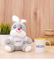 Kişiye Özel Çiçek Harf Tasarım İsim Yazılı Peluş Tavşan ve Sarı Kupa