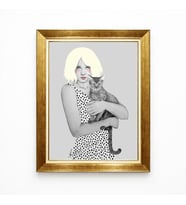 Tablore Gold Çerçeveli Sarı Saçlı Kadın Ve Kedi Temalı Modern Salon Kanvas Tablo