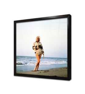 Marliyn Monroe Sahil Kenarındayken Çerçeveli Cam Tablo