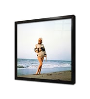 Marliyn Monroe Sahil Kenarındayken Çerçeveli Cam Tablo