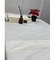 NİVEMESHOME 140X160 KREM YAPRAK DESENLİ LEKE TUTMAZ MASA ÖRTÜSÜ