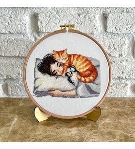 Seretamin Handmade Kız Üzerinde Uyuyan Kedi Kanaviçe Nakışlı Duvar Süsü
